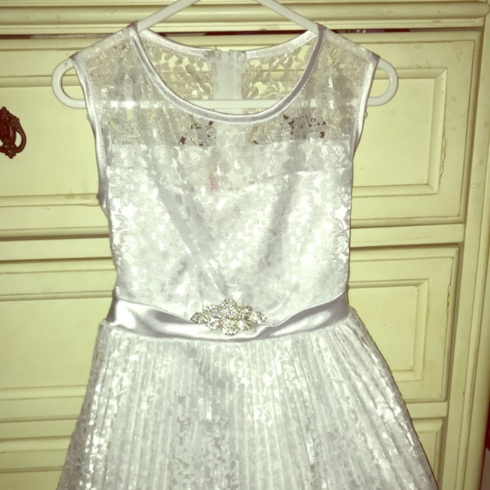 Girls white lace sweetheart dress